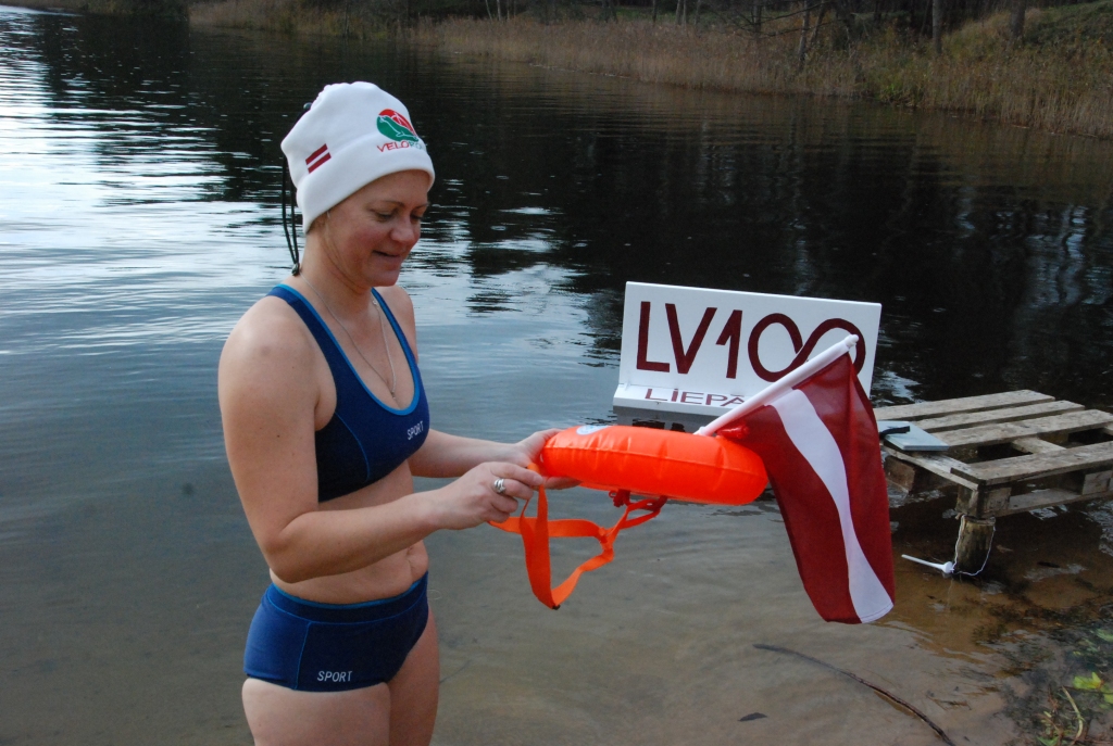 FOTO: Liepājā par godu Latvijas simtgadei peld 100 minūtes