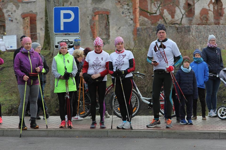 FOTO: Grobiņā skrien, nūjo un brauc ar velosipēdiem pasākumā "Izskrien 100"