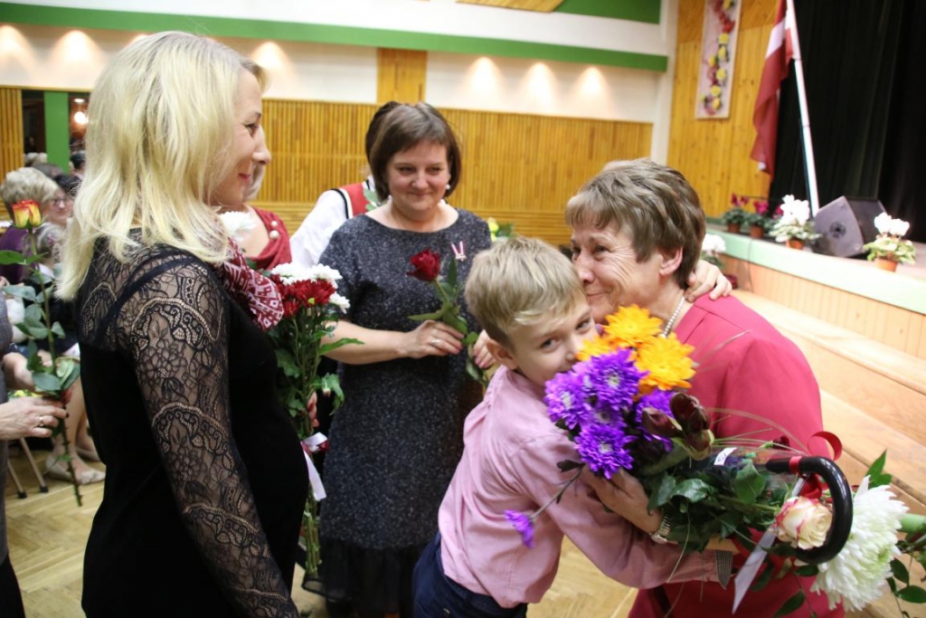 FOTO: Bunkā Latvijas simtgades sarīkojumā pasniedz apbalvojumus