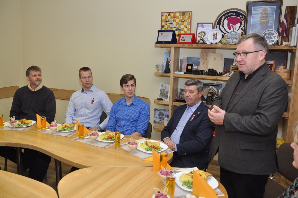 Domnieki tiekas ar mācītājiem