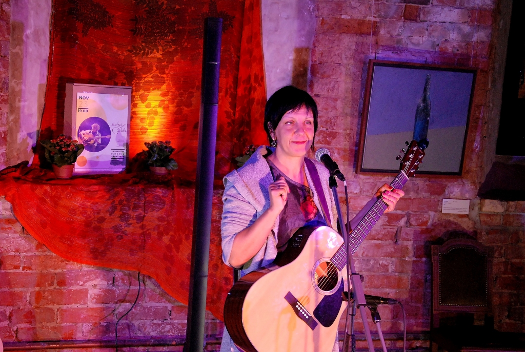 VIDEO: Maija Kalniņa "Dziesmu aplī" dzied un stāsta par savu dziesmu tapšanu