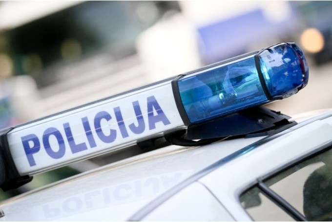Sieviete Pāvilostas novadā uz Ventspils-Grobiņas šosejas uzbrauc stāvošai smagai automašīnai