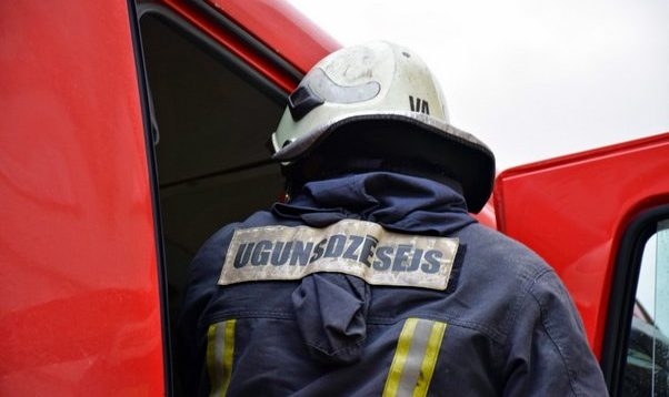 Aizvadītās nedēļas nogalē daudz izsaukumu uz ugunsgrēkiem; deg arī Nīcā un Cimdeniekos