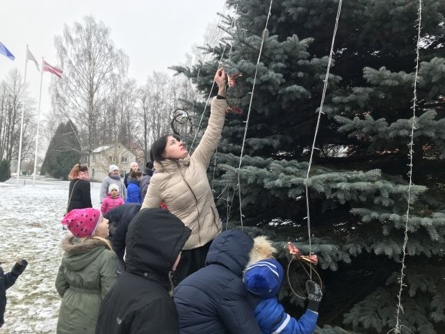 FOTO: Rudē lielo egli atklāj kopā ar cirka māksliniekiem