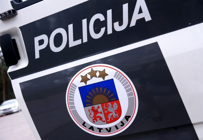 Pāvilostas novadā mēģina nozagt traktoru; pamet to māju ceļgalā