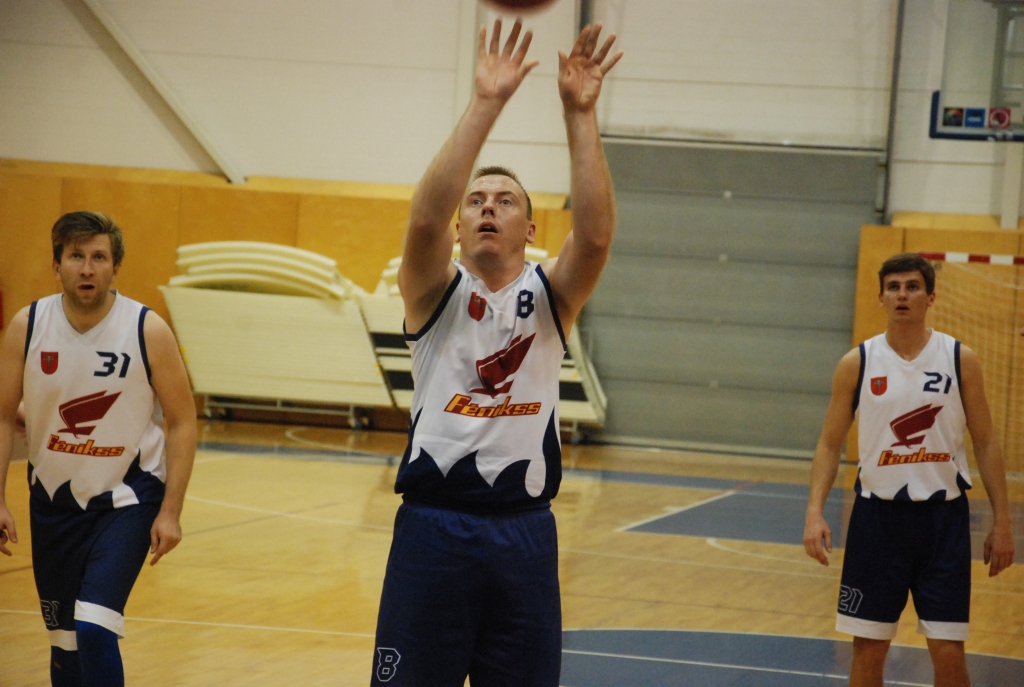 "Fēnikss" un "Patrioti" uzvar Grobiņas novada basketbola čempionāta spēlēs