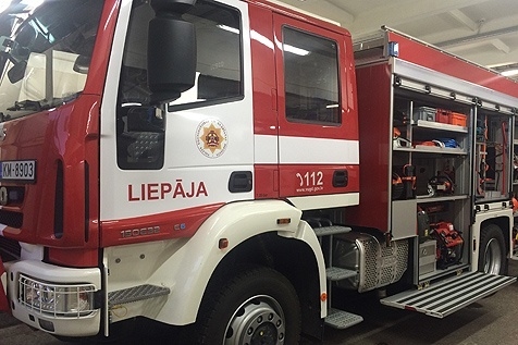 Liepājā deg vieglā automašīna un atkritumi; Priekulē dzīvoklī - malka