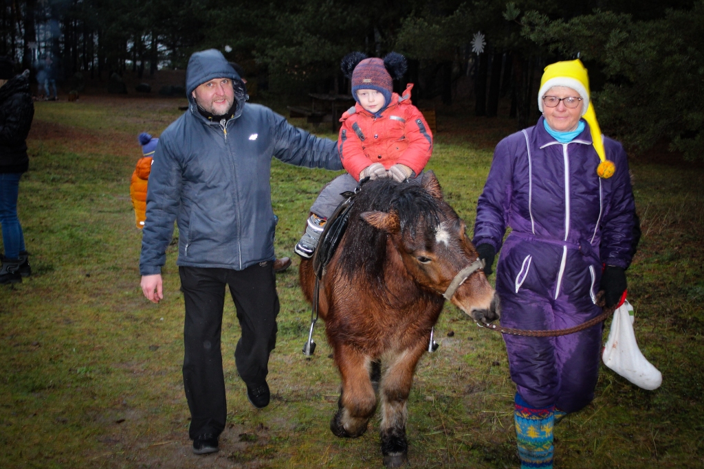 FOTO: Par spīti lietum Ziemupes Ziemassvētku vecītis jau gaida ciemos