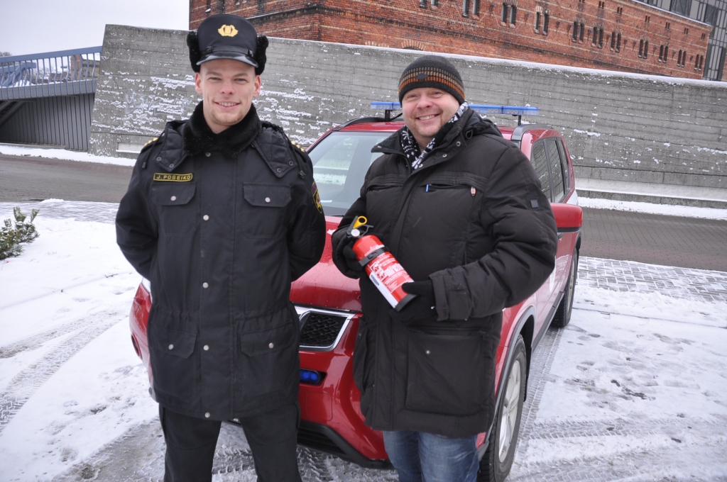 Liepājnieki demonstrē savas zināšanas par ugunsdrošību automašīnā; VUGD atgādina, kā rīkoties, ja auto aizdegas