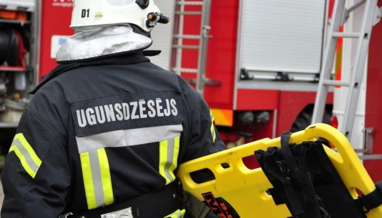Liepājā steidz nodzēst degošu automašīnu un nocelt kaķi no koka