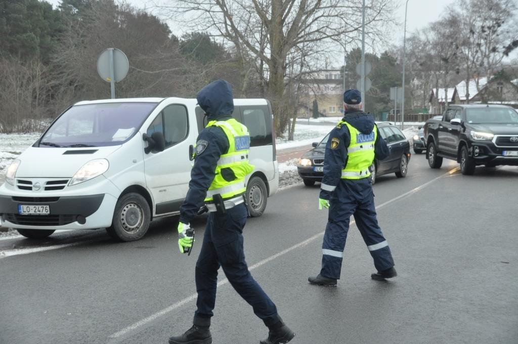 Ziemassvētku brīvdienās policija uz ceļiem organizēs reidus