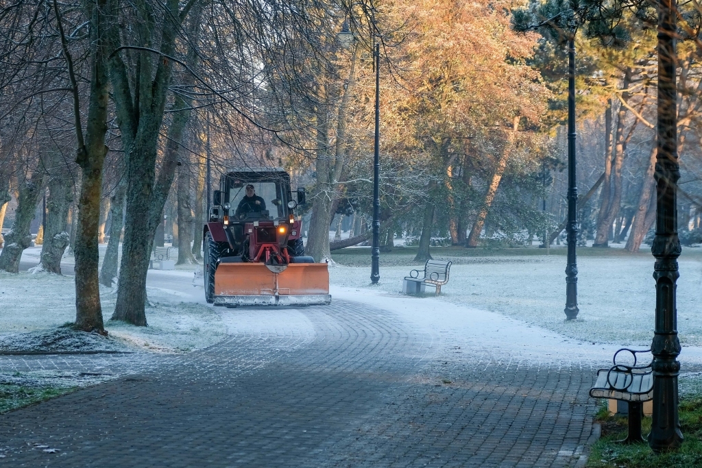Pirmo Ziemassvētku rītā Latviju sedz līdz 15 centimetriem dziļš sniegs; dienā gaidāmi nokrišņi