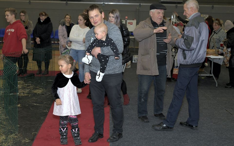 FOTO: Ziemas saulgriežu nakts tirdziņš Priekulē