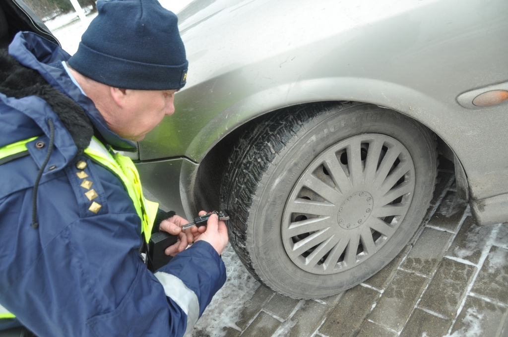Liepājas apkaimē svētkos pieķer piecus dzērājšoferus; Liepāja līdere ar neatbilstošu riepu protektoru