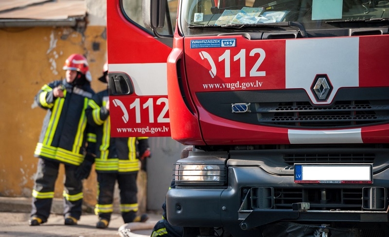 Liepājā deg dārza mājiņa, atkritumi un sodrēji