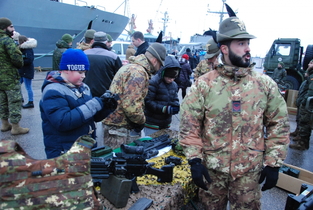 FOTO: Liepājā atklāj Latvijas armijas simtgadi