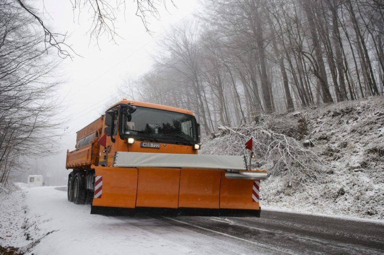 Uz autoceļiem Kurzemes reģionā un piejūras apkaimēs veidojās atkala; 89 tehnikas vienības veic ziemas dienesta darbus