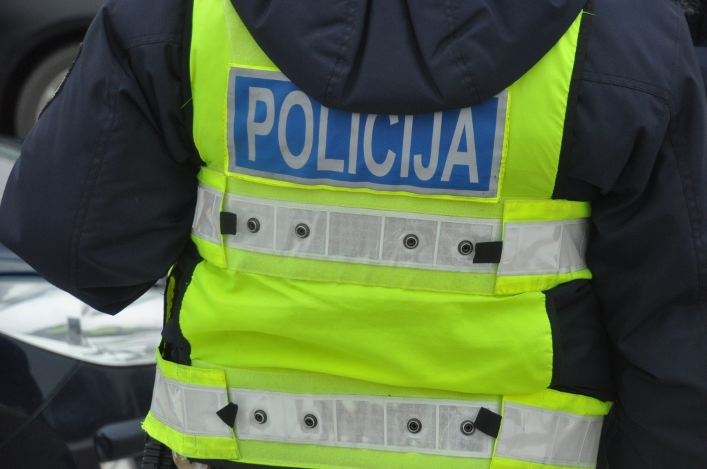 Likumsargi Durbes novadā aiztur sievieti, kura bēg no policijas, ar automašīnu knapi noturoties uz ceļa