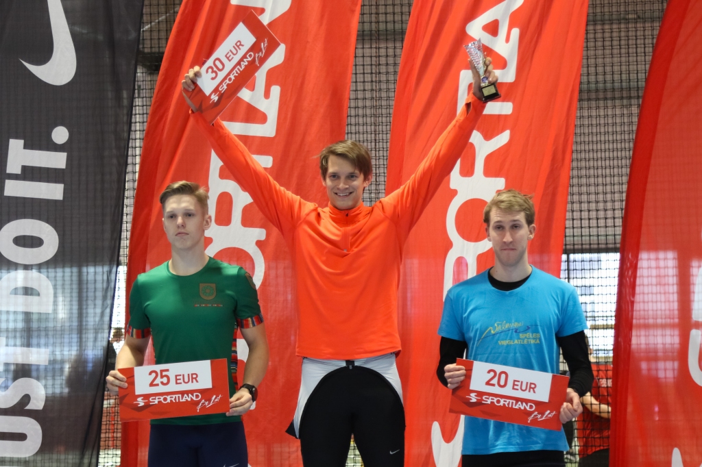 FOTO: Liepājas manēžā notiek pirmās vērienīgās vieglatlētikas sacensības