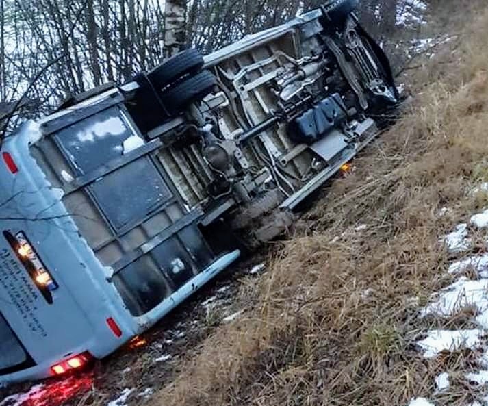 Bunkas pagastā grāvī ieslīd un apgāžas satiksmes autobuss