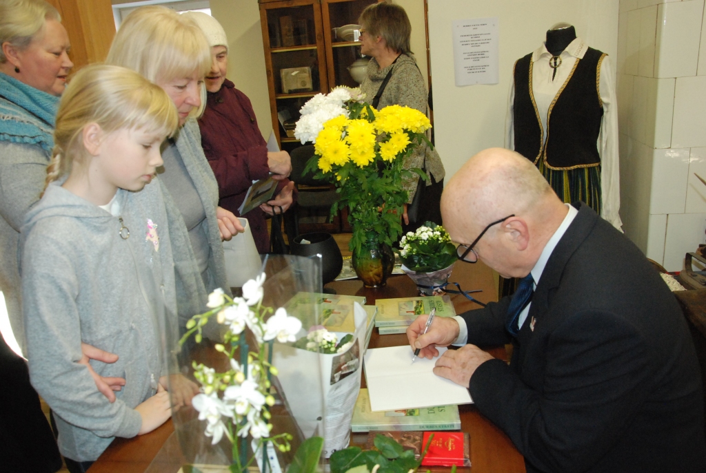 FOTO: Atver Reiņa Baha grāmatu "Durbes stāsti"