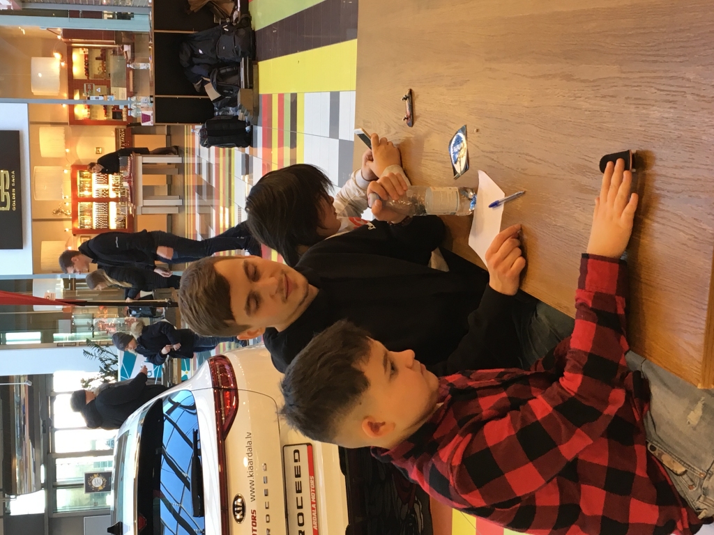 FOTO: Pēc ilga laika Liepājā norisinājās fingerborda sacensības