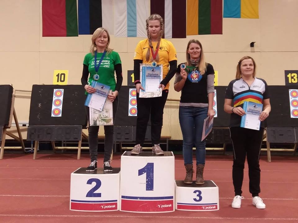 FOTO: Liepājas apkaimes loka šāvēji iespaidīgi startē Baltijas čempionātā telpās