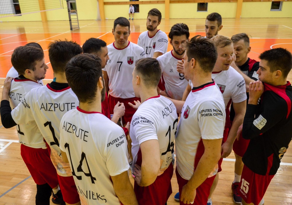 "Aizputes" volejbolisti zaudē "Vecumniekiem"