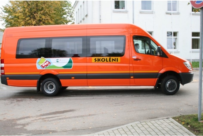 Andrejs Radzevičs iesaka noteikt attālumu, ko skolēni līdz skolas autobusam vai pieturai var veikt kājām