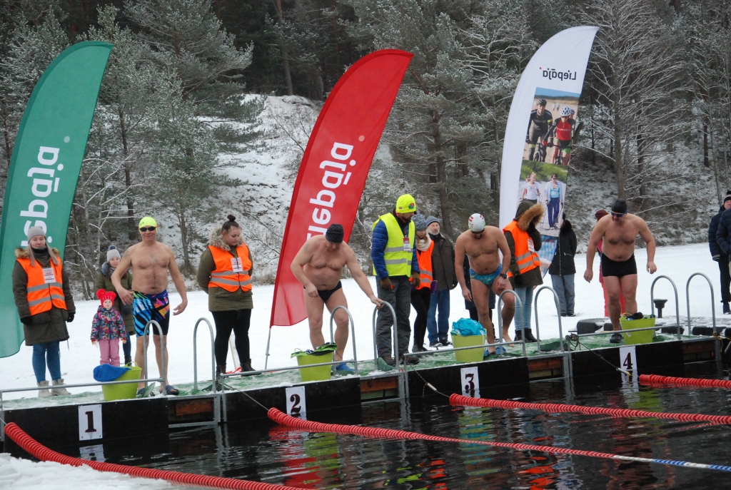 FOTO: Roņi Liepājā noskaidro Latvijas čempionus ziemas peldēšanā