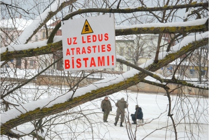 Liepājā pēc ielūšanas ledū mājās nogādā zēnu