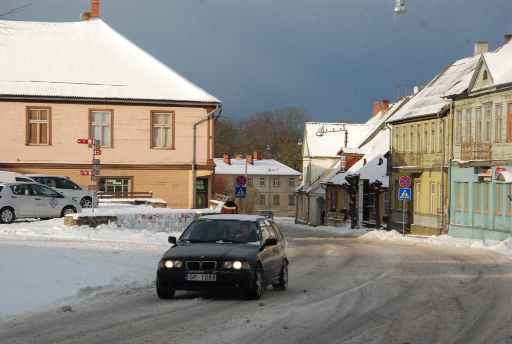 Arī šodien sliktākie braukšanas apstākļi valsts centrālajā daļā un Kurzemē; autobraucējus aicina rēķināties ar ilgāku laiku ceļā