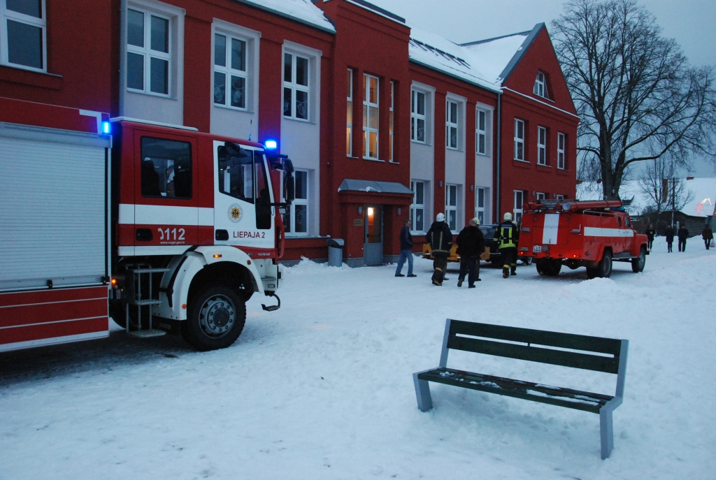 FOTO: Pie Grobiņas sākumskolas aizdegas auto; direktore steidz automašīnu nodzēst