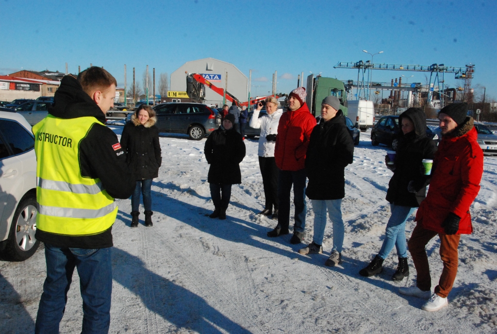 FOTO: Liepājā autovadītājiem sniedz drošas braukšanas pamatus ziemas apstākļos