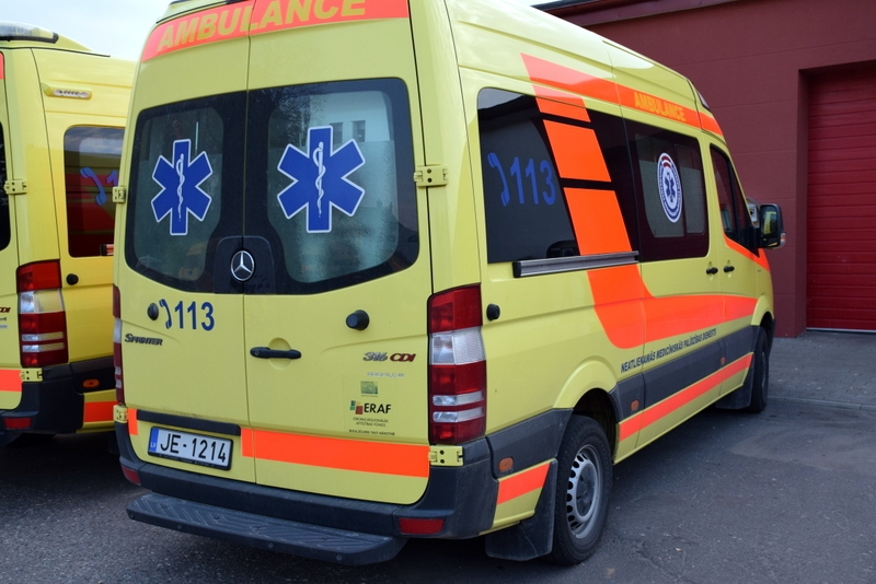 Medzē apgāžas ar automašīnu un gūst traumas