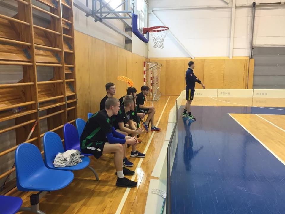 FOTO: Sāk cīņu par Lejaskurzemes čempiona titulu florbolā