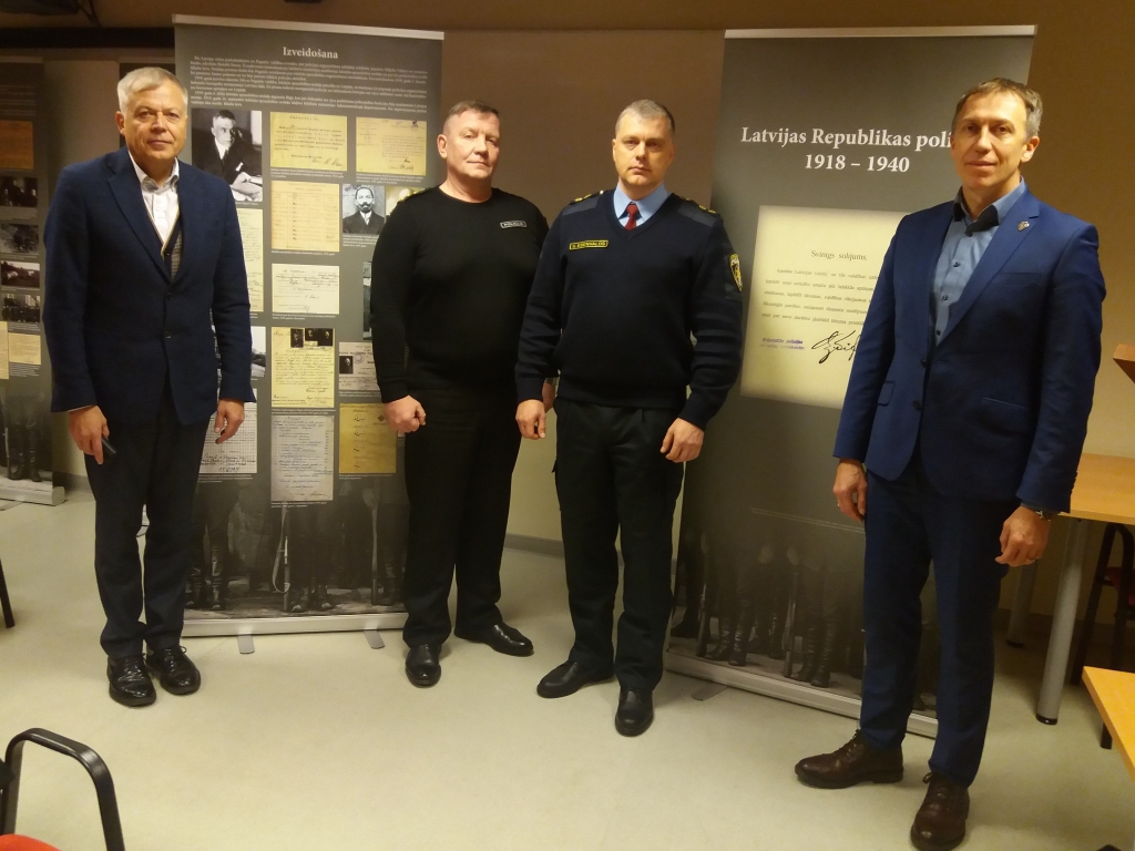 Liepājas pilsētas vadība novērtē Valsts policijas izstādē apskatāmo