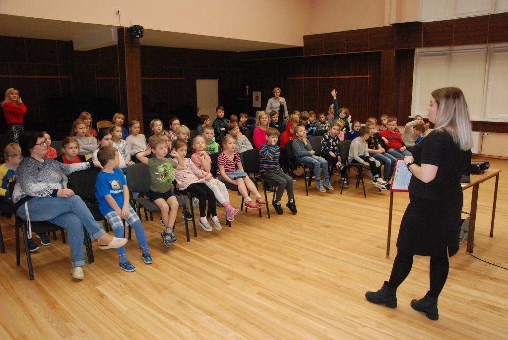 FOTO: 112 dienā izglīto Kapsēdes pamatskolas skolēnus