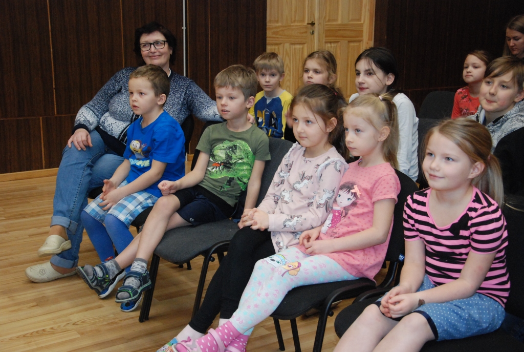 Atzīmējot 112 dienu,  VUGD pārstāvji viesojas skolās