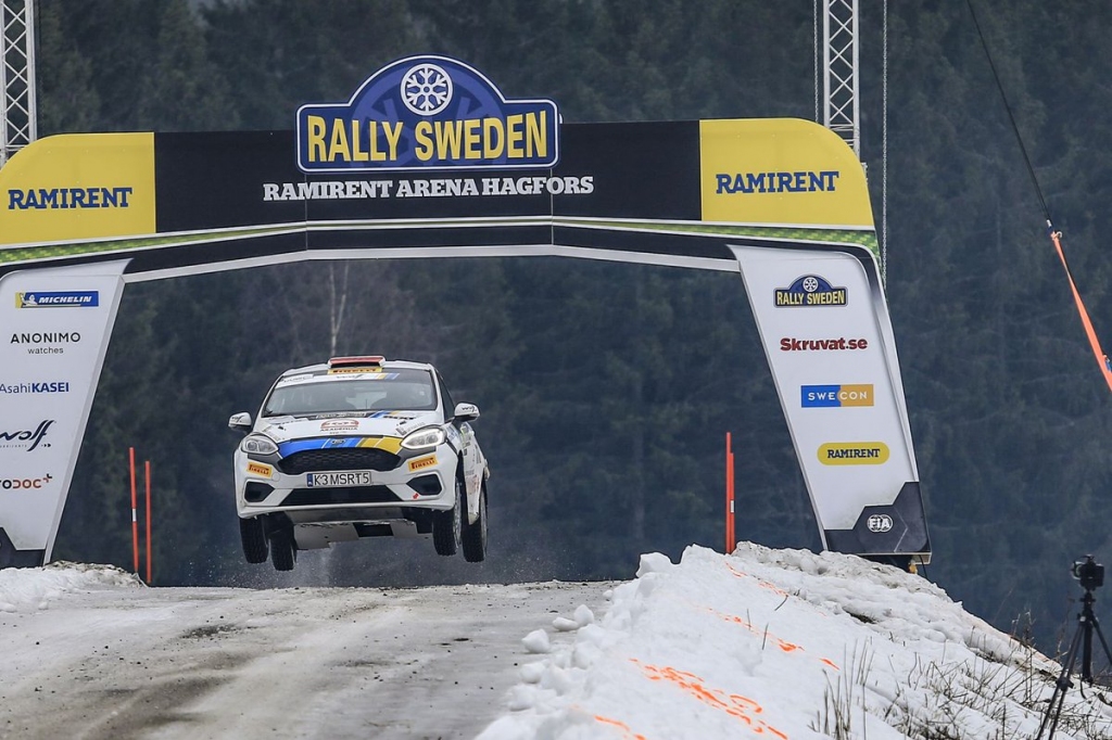 Sesks WRC debijā ieņem sesto vietu Zviedrijas rallija junioru klasē; kopējā ieskaitē uzvar Tenaks