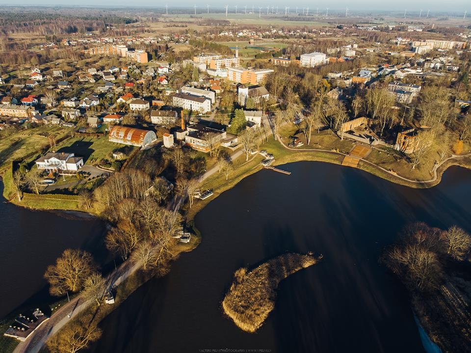 Iemūžina Grobiņu ar skaistiem skatiem no augšas