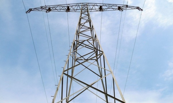 Spēcīgo vēja brāzmu dēļ "Sadales tīkls" aicina būt uzmanīgiem gaisvadu elektrolīniju tuvumā