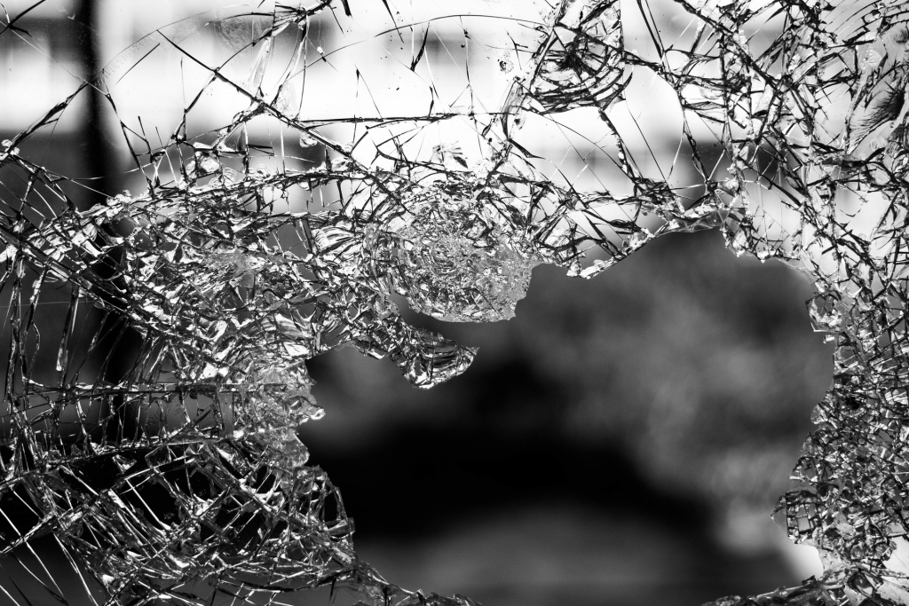 Liepājā vīrieši alkohola reibumā demolē autobusa pieturas