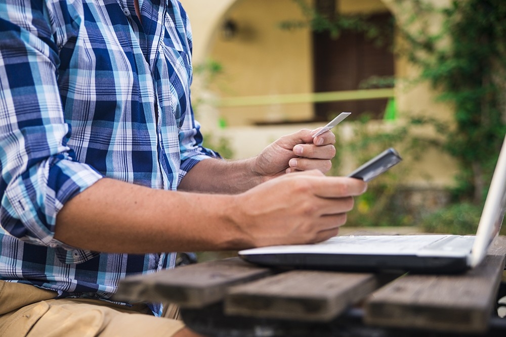 Internetveikals brīdina par krāpniekiem, kuri ar e-pastiem un SMS mēģina izdibināt bankas karšu datus