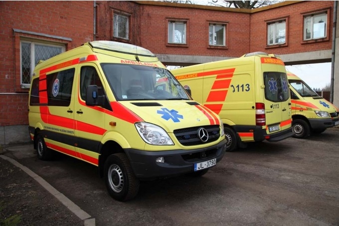 Priekules novadā dzērumā iebrauc grāvī un apgāžas, traumas gūst divi pasažieri