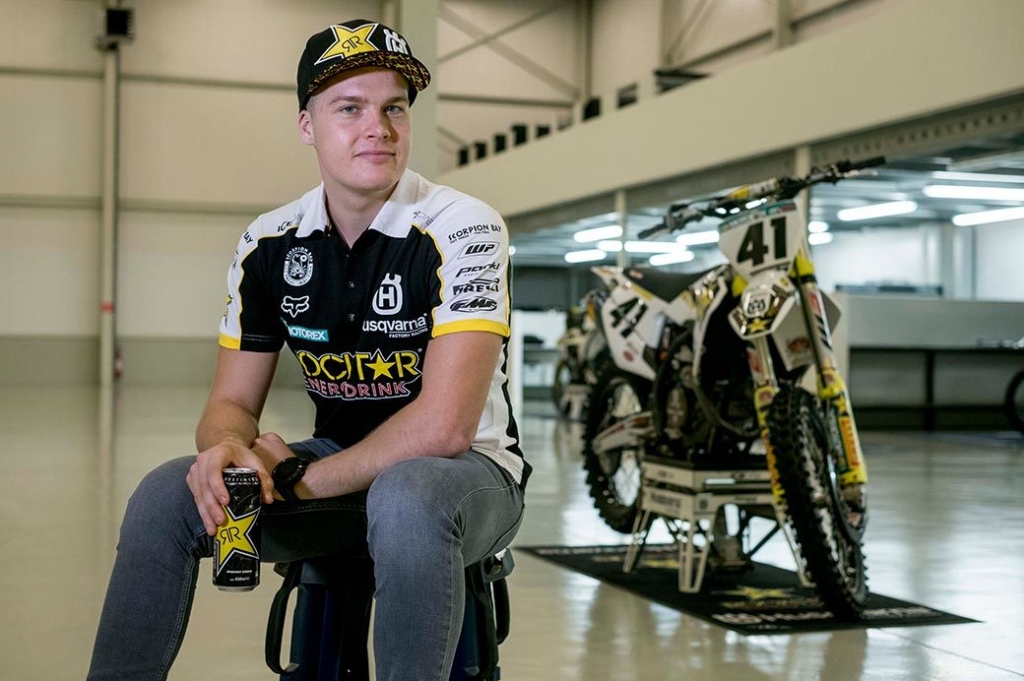 Kalveniekam Paulam Jonasam lieliski izdodas debija MXGP pirmā posma pirmajā braucienā