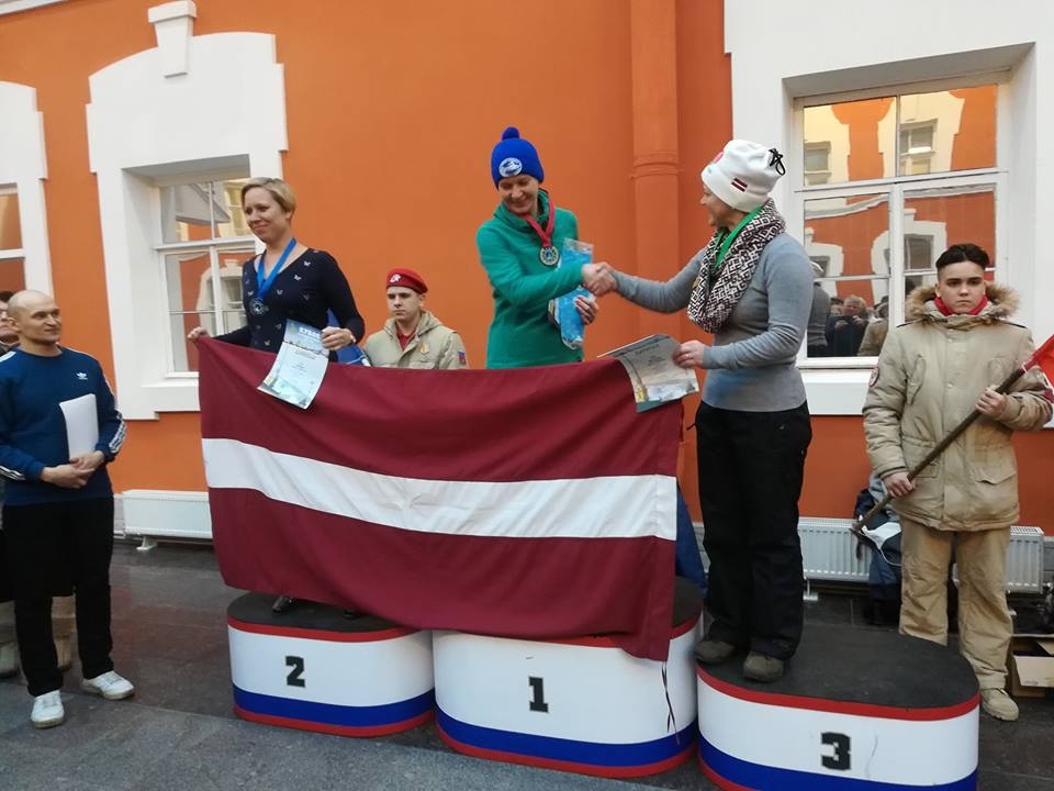 FOTO: Liepājas kluba "VeloRonis" ziemas peldētāji lieliski startē sacensībās Krievijā