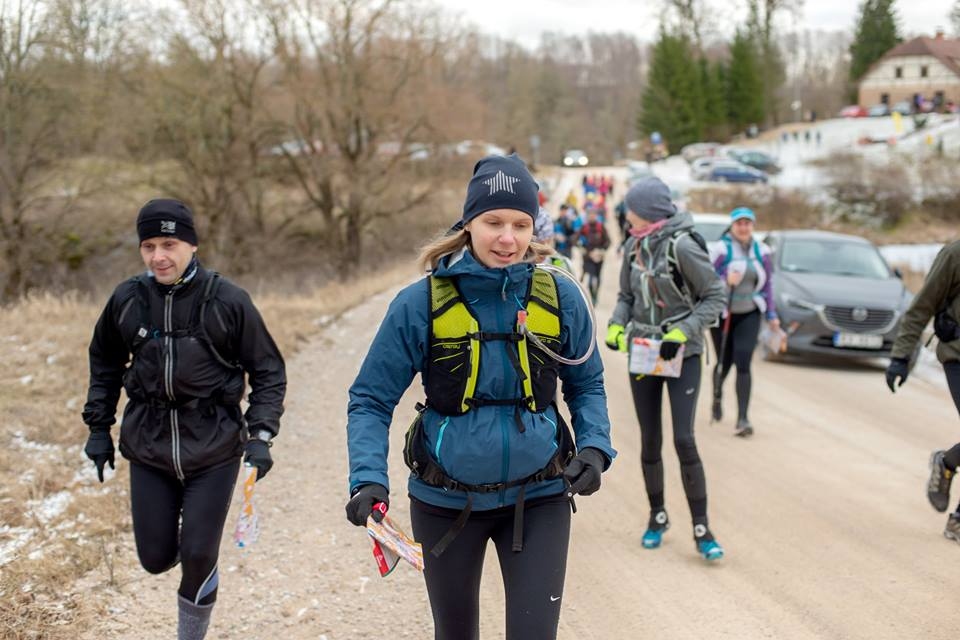 FOTO: Embūtes rogainingā iespaidīgs dalībnieku skaits; jaunākajai dalībniecei vien astoņi mēneši