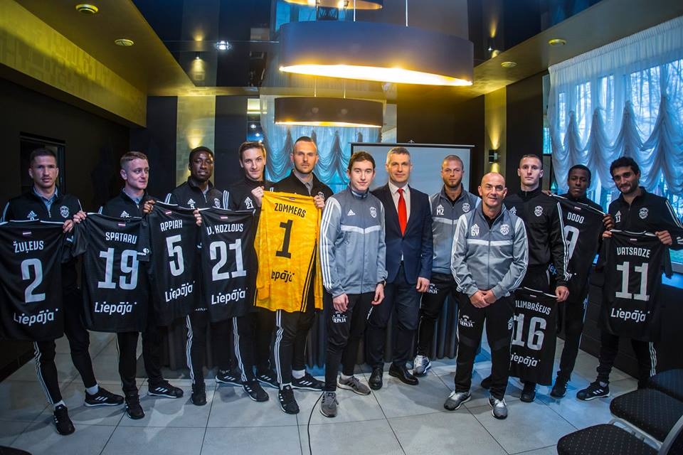 FOTO: Futbola klubs "Liepāja" izrāda savus jaunos formas kreklus