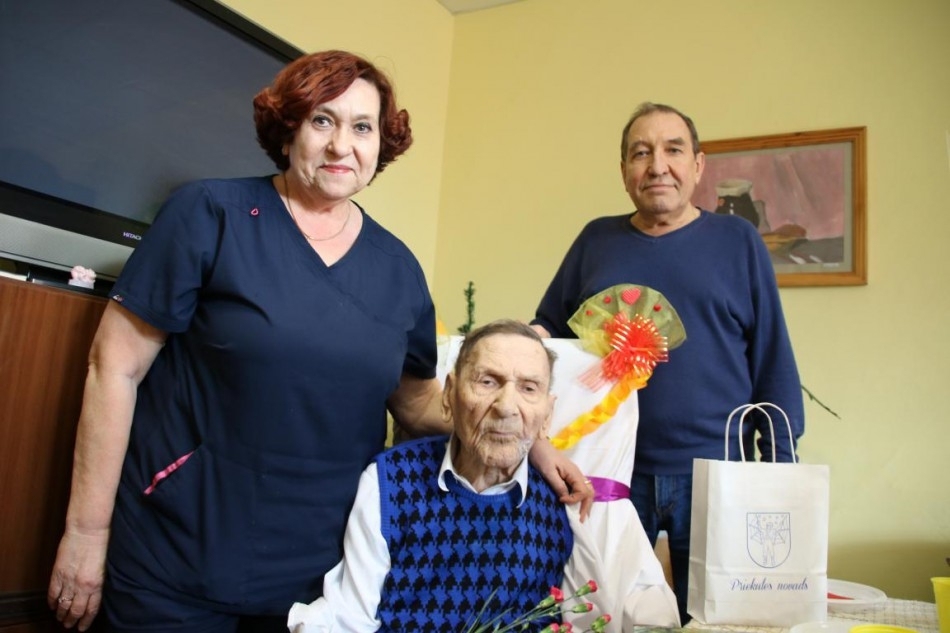Priekulnieks nosvin 100. dzimšanas dienu